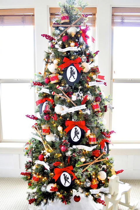  A beautiful Christmas tree with DIY ornaments and to showcase the family photos
