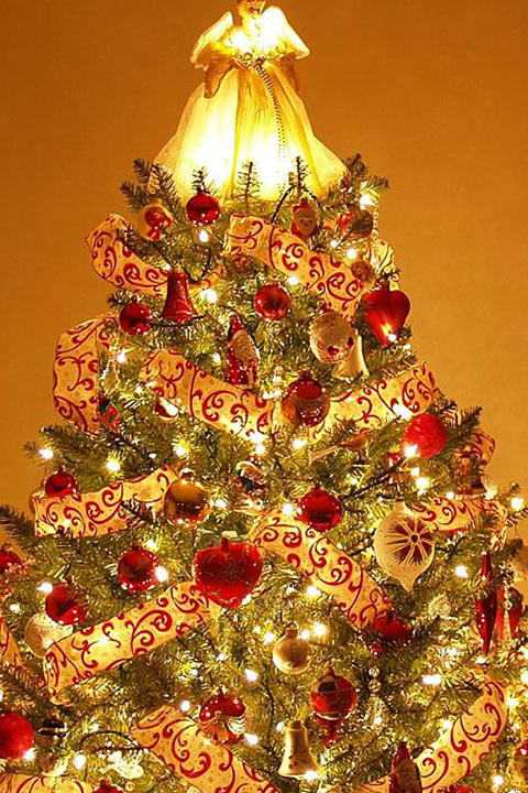 Make the Christmas day brighter with this strings attached Christmas tree
