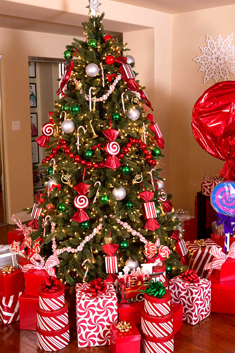  Traditional style christmas tree with garlands of Popcorn string & beautiful red wooden beads