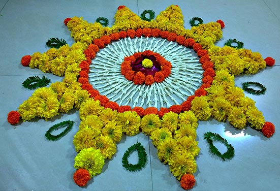 7 Easy Rangoli Designs With Flowers