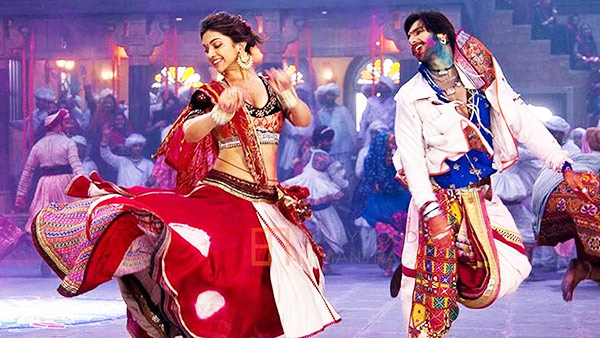 Ranveer & Deepika dancing on Lahu Muh Lag Gaya 