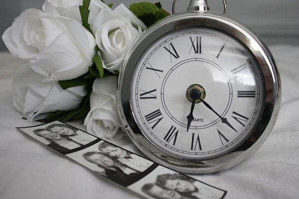 White roses with a clock as a gift for men